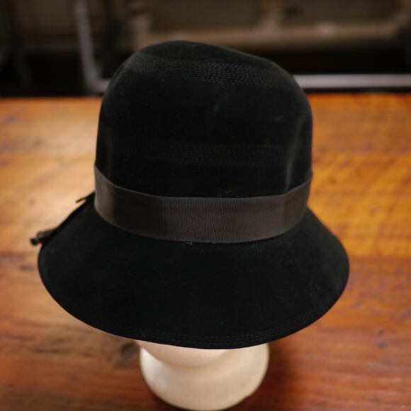 Vintage LORD & TAYLOR Made in Switzerland Black Wool Grosgrain Ribbon Cloche Hat